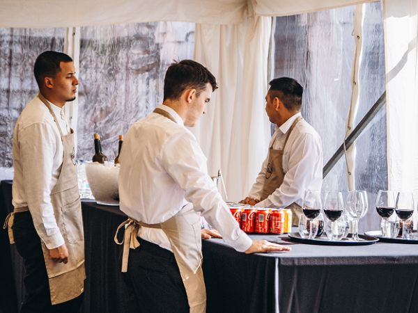 Bandeja de aperitivos con brochetas de verdura y albahaca servidos en coffee break de evento gastronómico