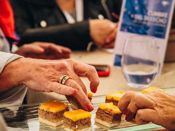 Tabla de quesos curados y semicurados con nueces y dátiles en evento de catering de Grupo Tartar
